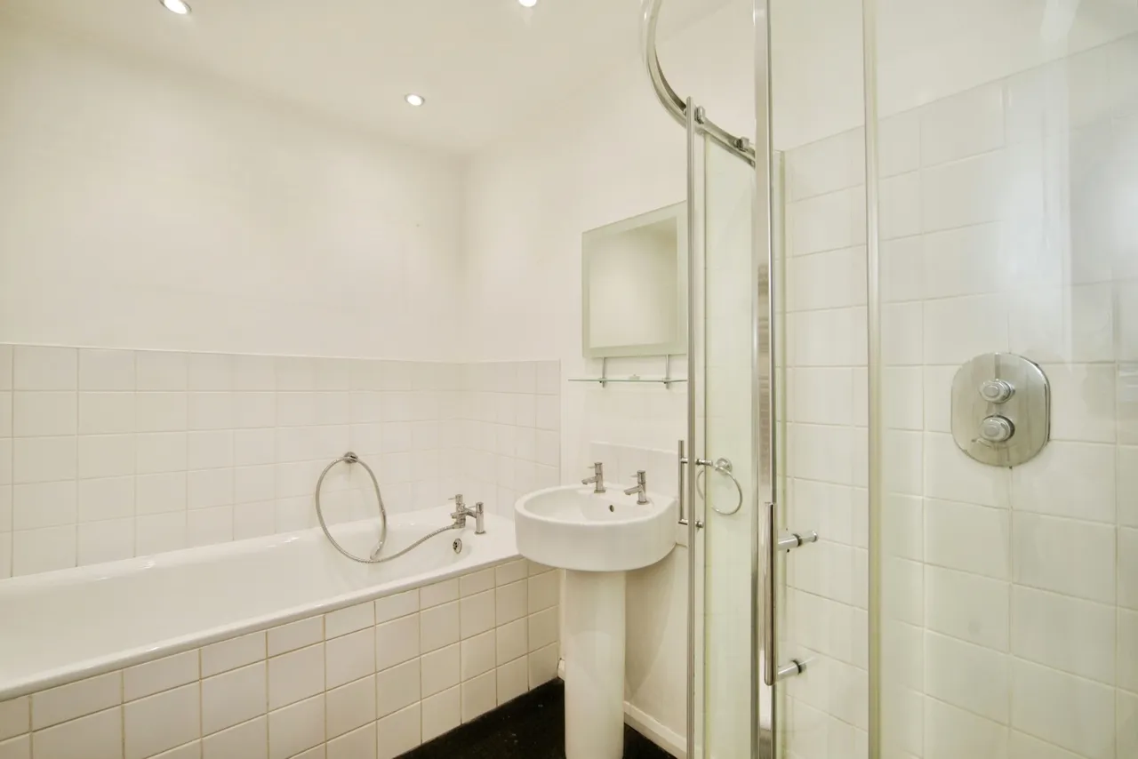 Kingspark Court, London, E18, photo 15