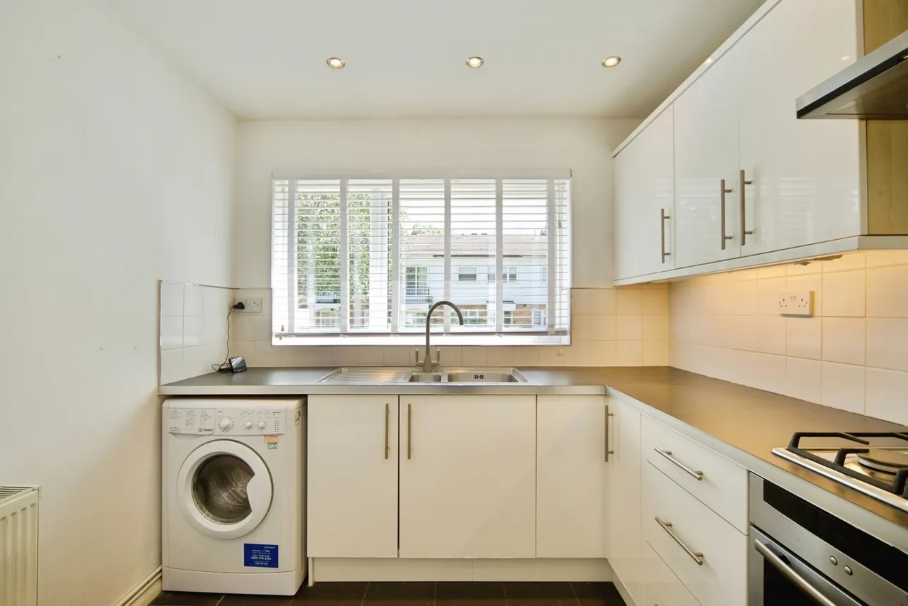 Kingspark Court, London, E18, photo 8
