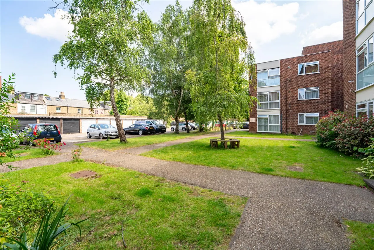 Azalea Close, Hanwell, photo 8