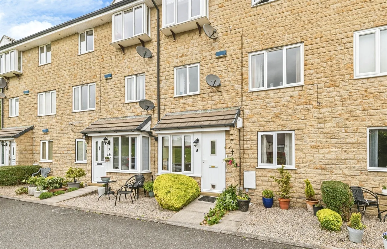 2 bed flat for sale — Dingle Road, Huddersfield