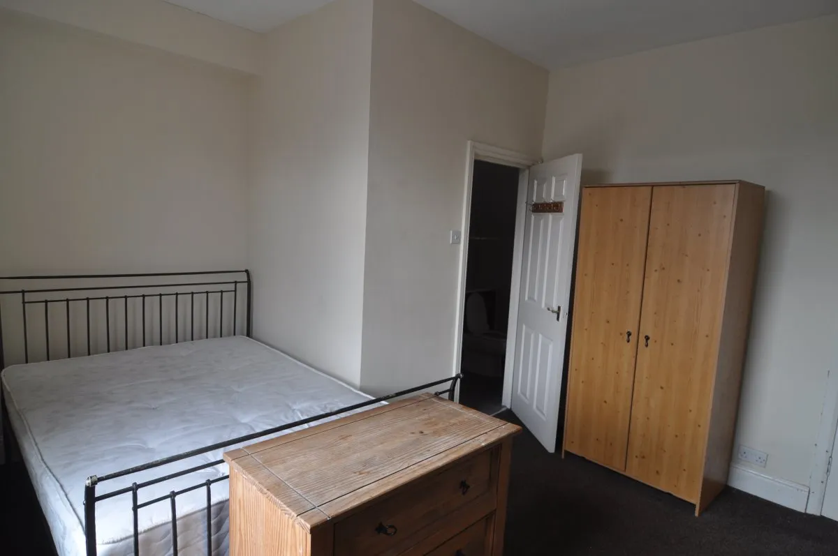 Doncaster Road, Ardsley, photo 5