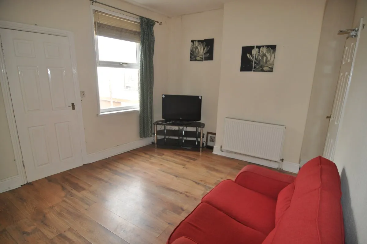Doncaster Road, Ardsley, photo 9
