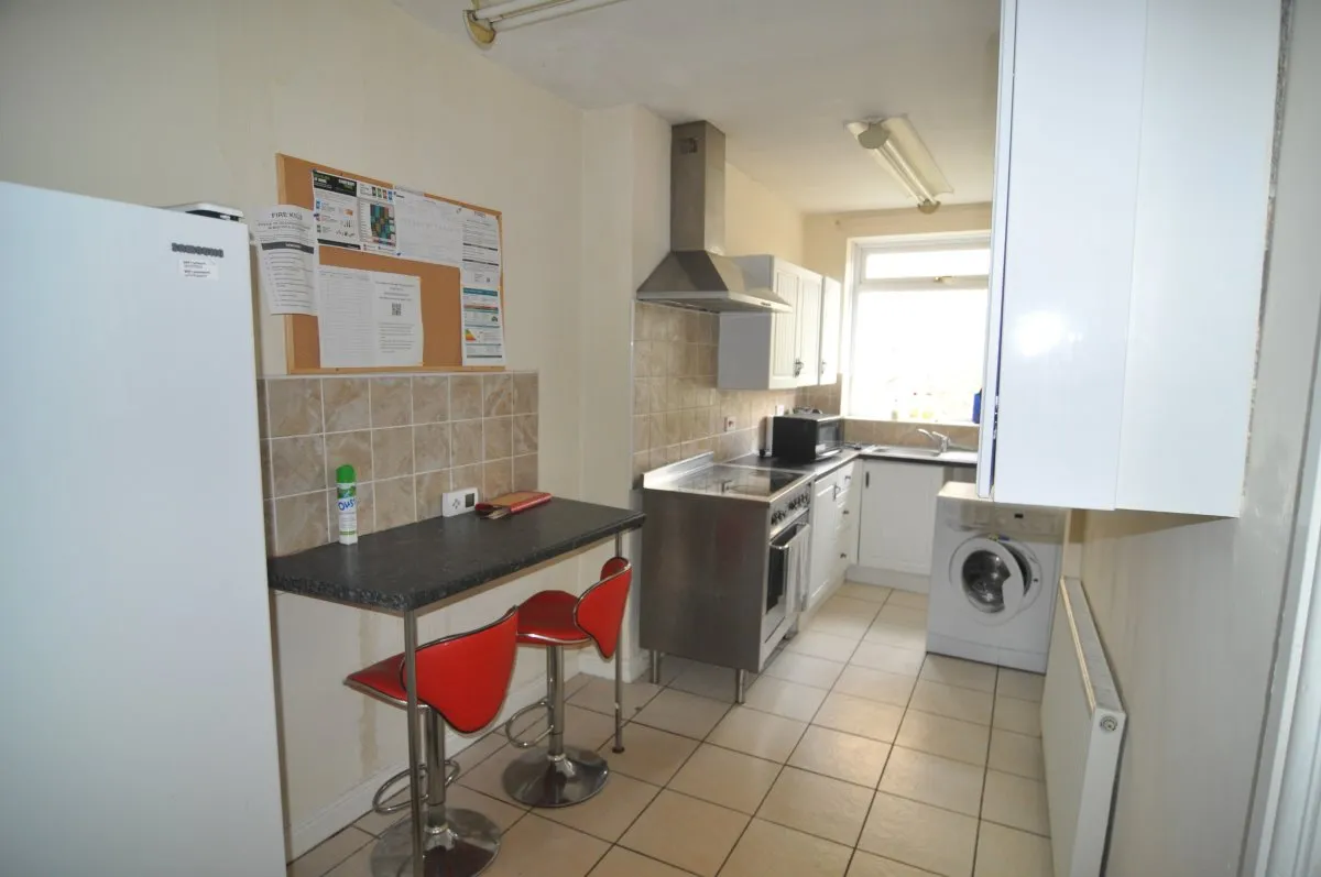 Doncaster Road, Ardsley, photo 13