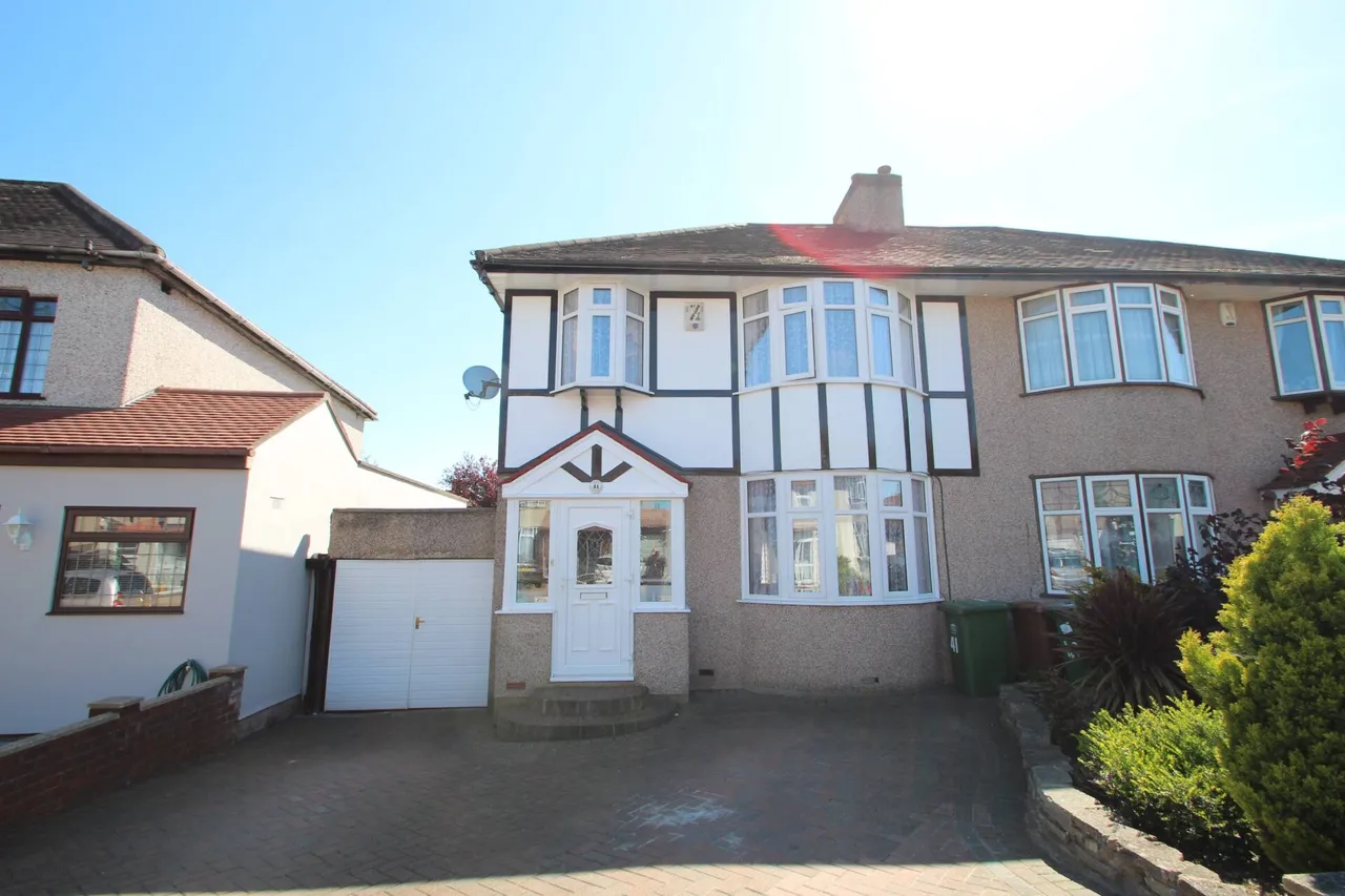 3 bed house for sale — Madison Crescent, Bexleyheath, Kent, DA7