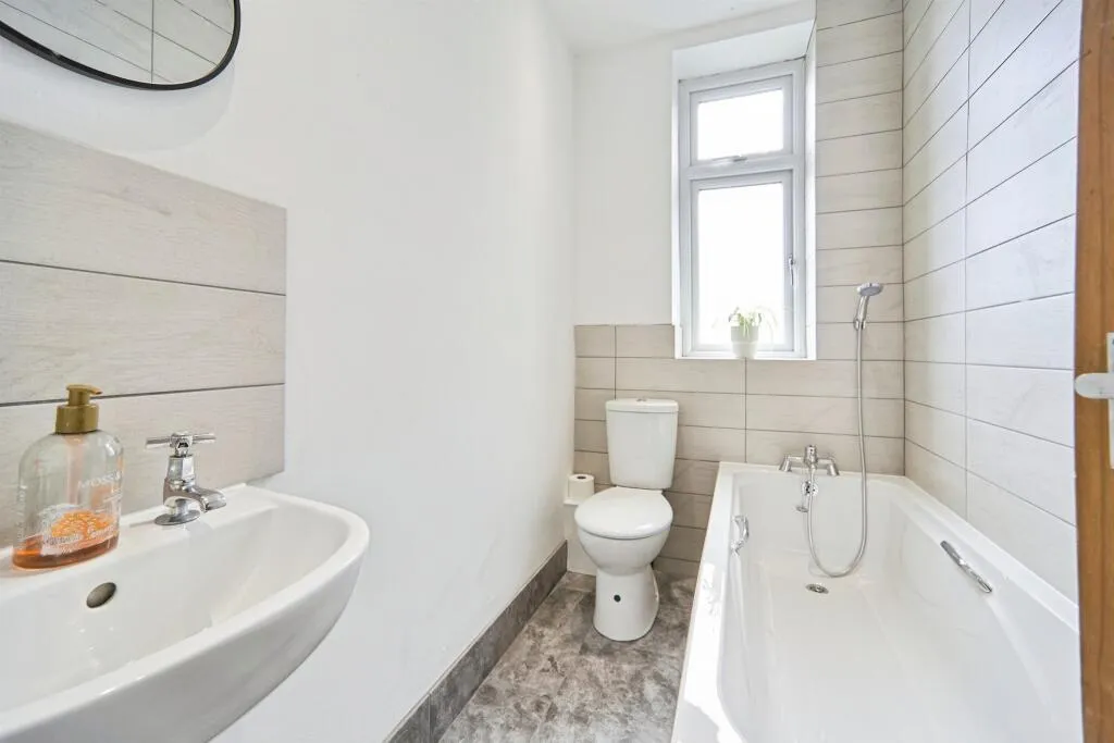 Hawthorn Crescent, Yeadon, LS19, photo 10