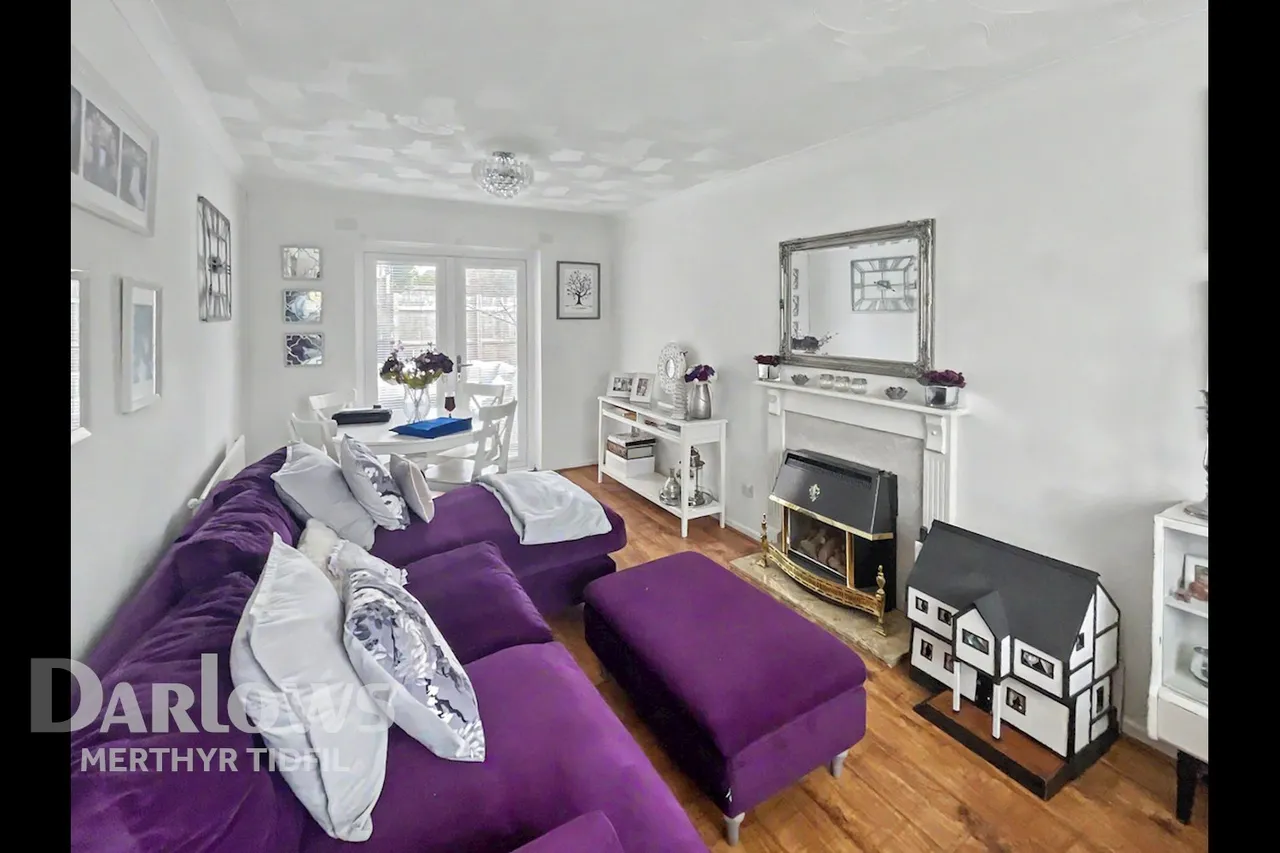 Shire Court, Treharris, photo 2