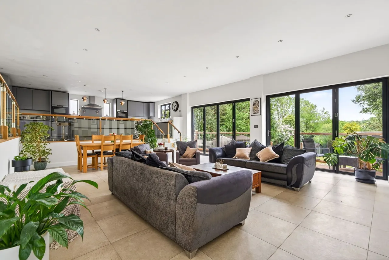 6 bed house for sale — Walkfield Drive, Epsom Downs, KT18 5UF