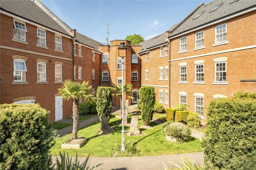 2 bed flat for sale, Florey Gardens, Aylesbury, HP20