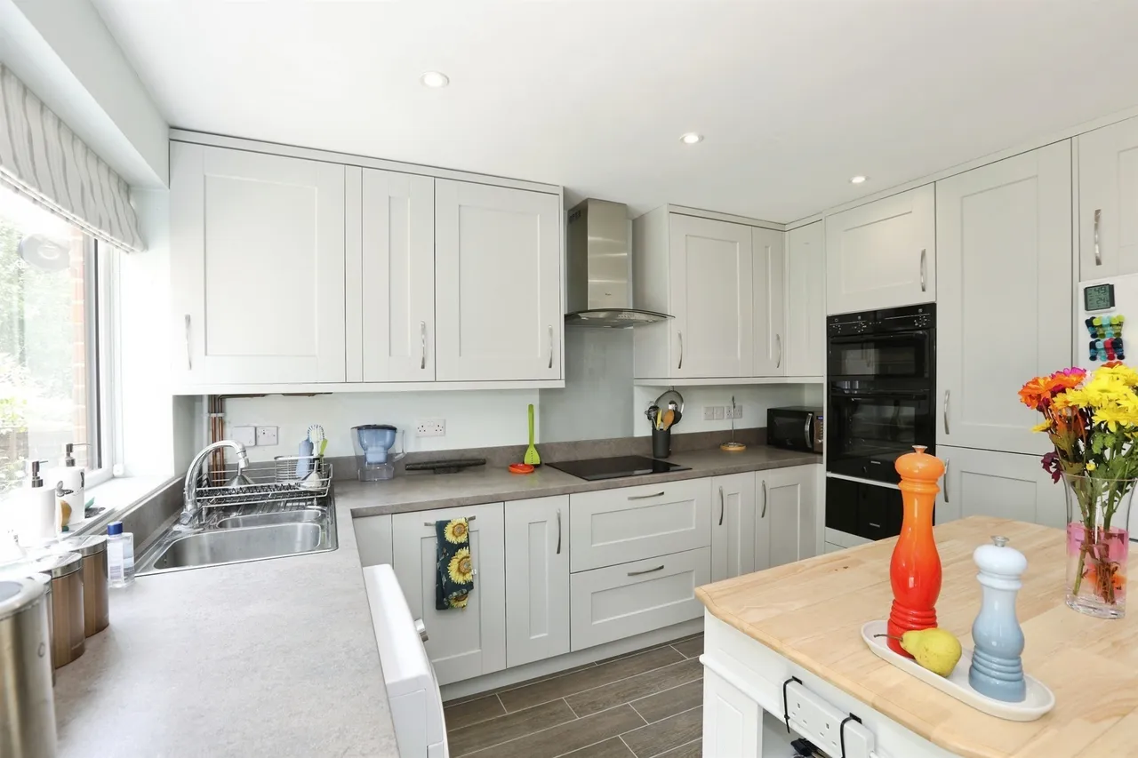 Woodbury Avenue, East Grinstead, RH19, photo 4