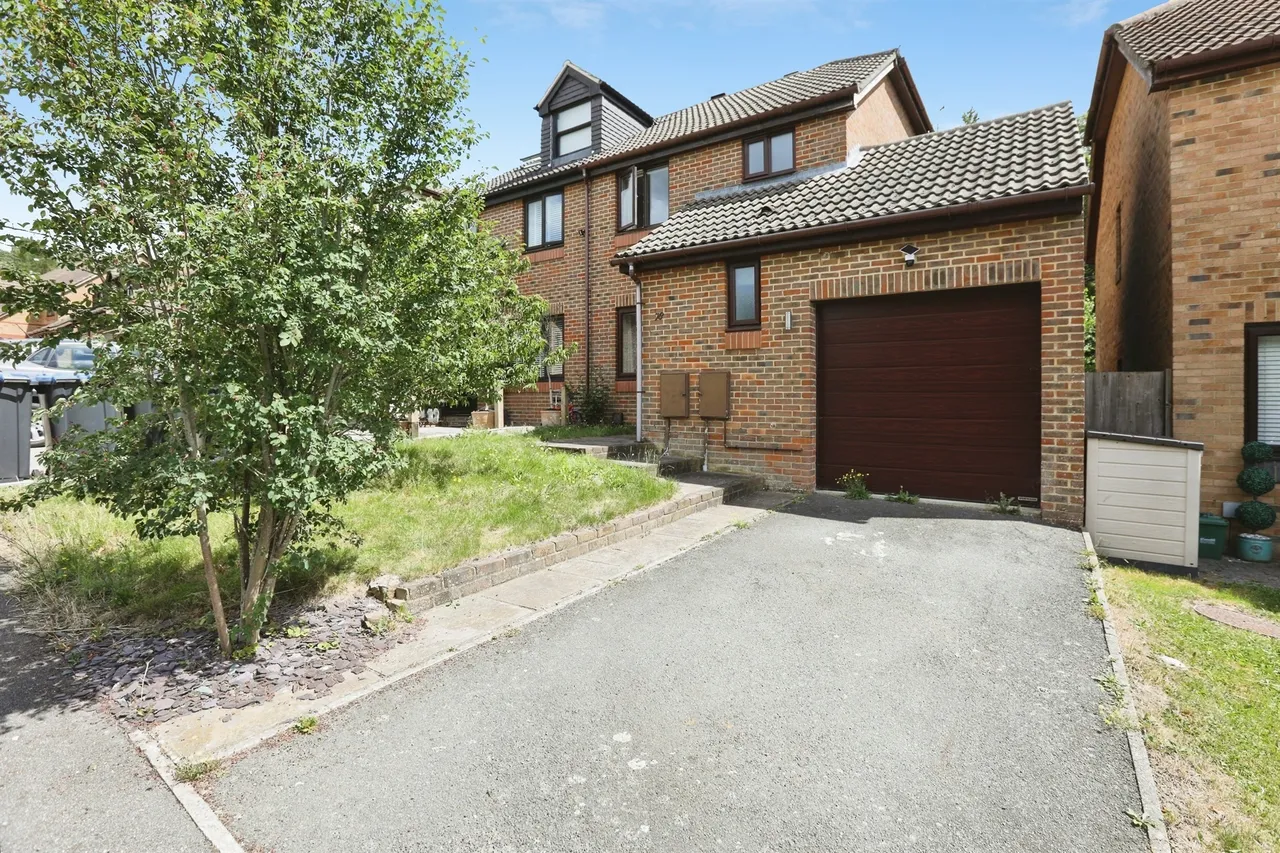 3 bed house for sale, Woodbury Avenue, East Grinstead, RH19
