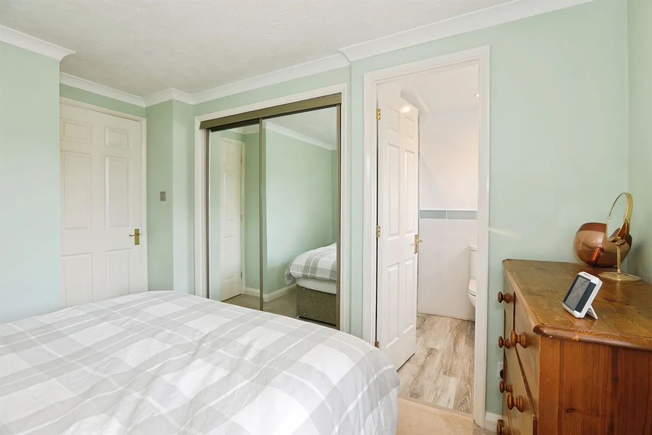 Woodbury Avenue, East Grinstead, RH19, photo 6