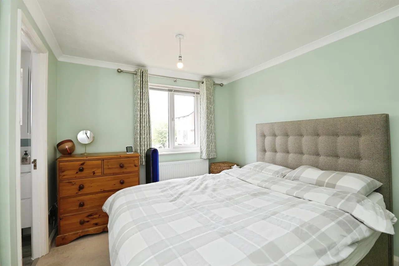 Woodbury Avenue, East Grinstead, RH19, photo 5
