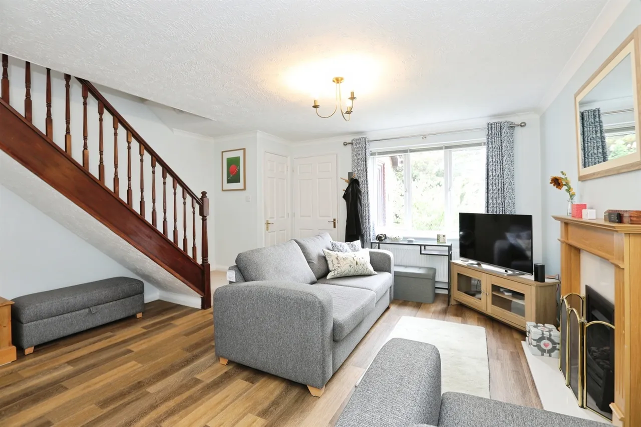 Woodbury Avenue, East Grinstead, RH19, photo 2