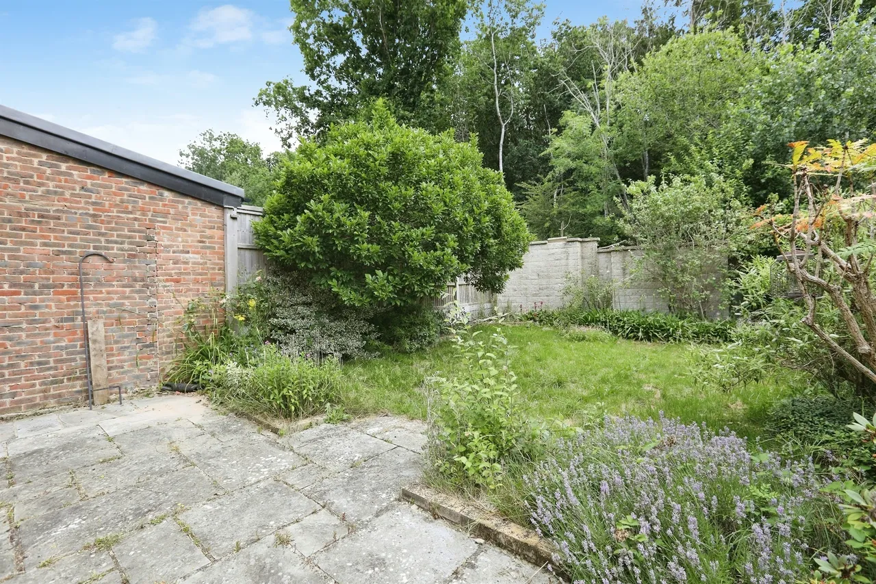 Woodbury Avenue, East Grinstead, RH19, photo 14
