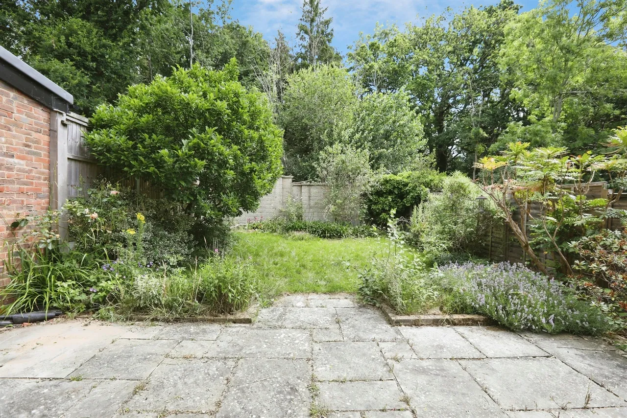 Woodbury Avenue, East Grinstead, RH19, photo 13