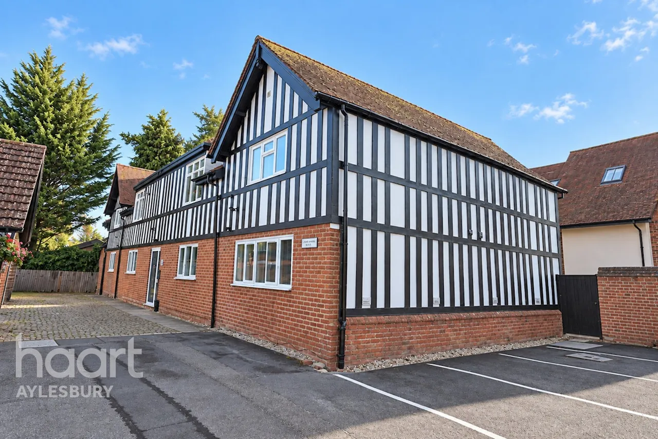 2 bed flat for sale, High Street, Aylesbury, HP22