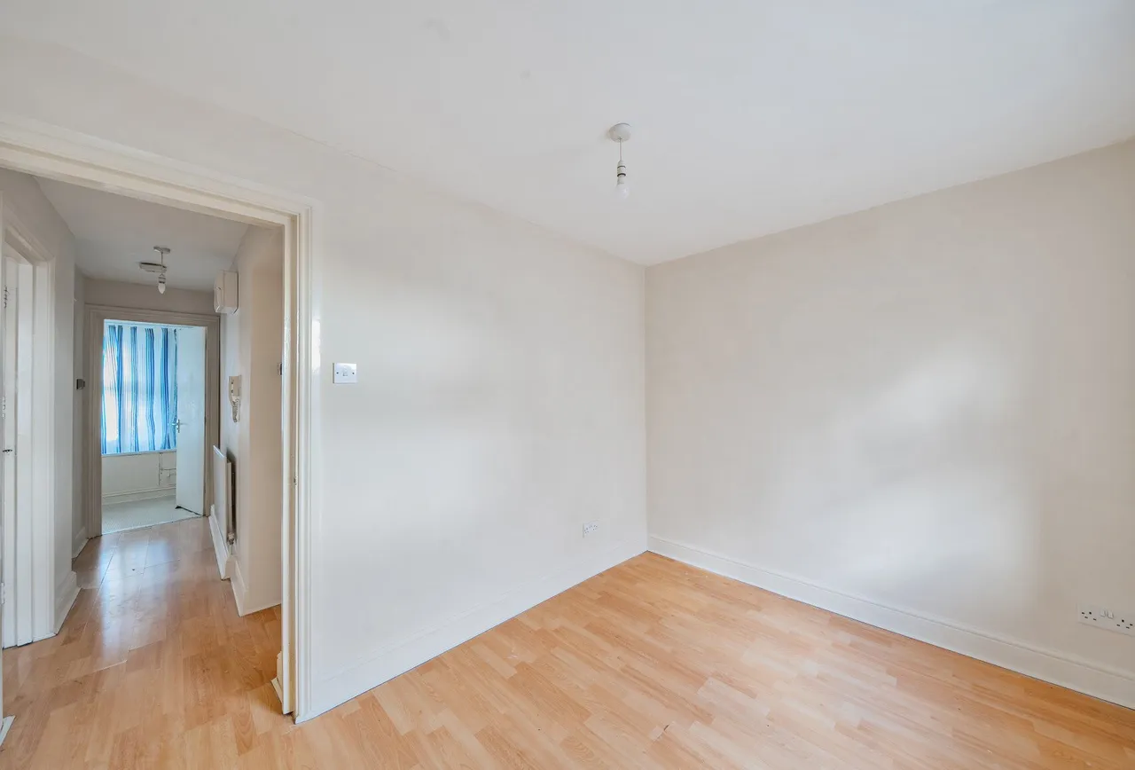 London Road, Mitcham, CR4 3HD, photo 3