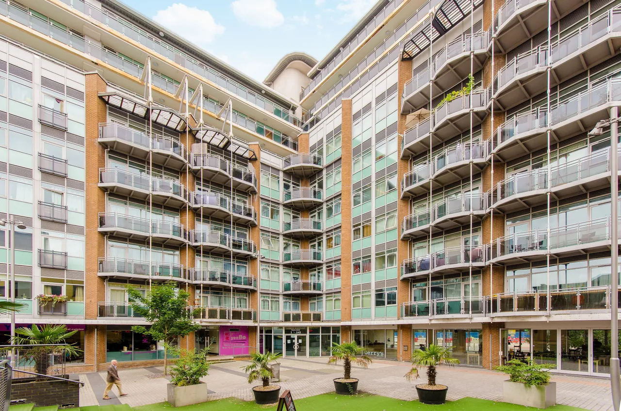 2 bed flat for sale — 108 Gerry Raffles Square, London