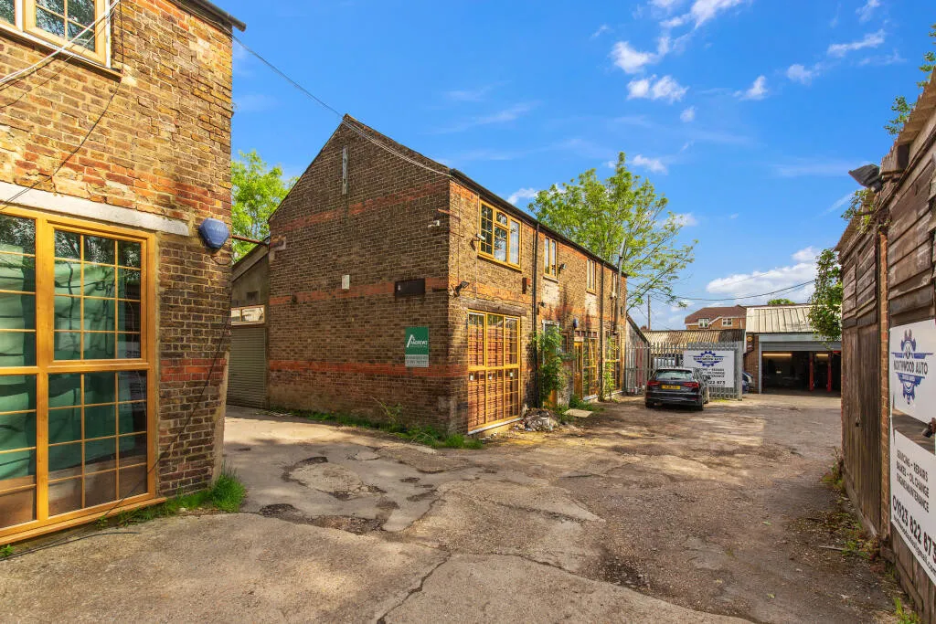 Mews house for sale in Development oppurtunity, Northwood, HA6, photo 10