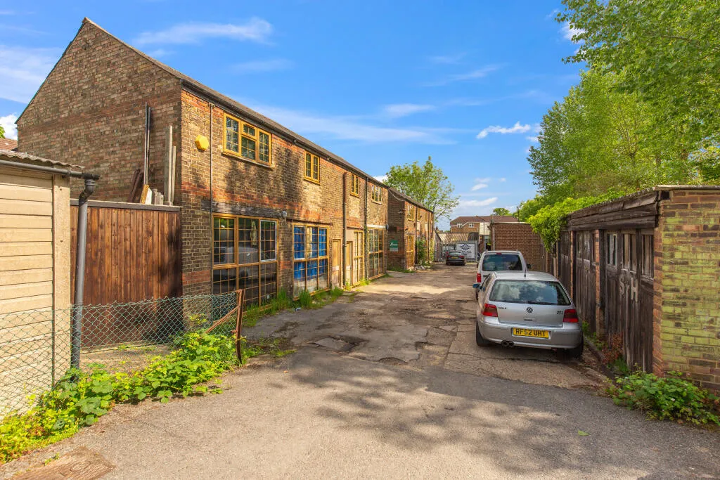 Mews house for sale in Development oppurtunity, Northwood, HA6, photo 9