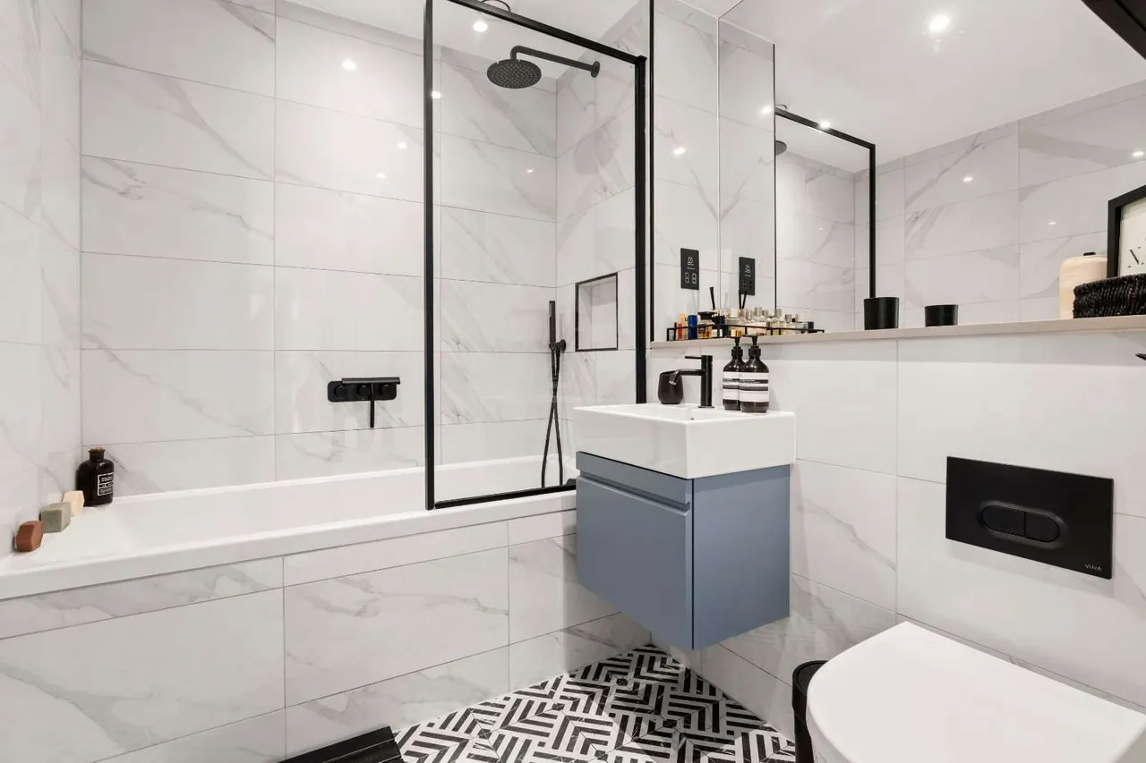 Balham High Road, London, SW12, photo 8