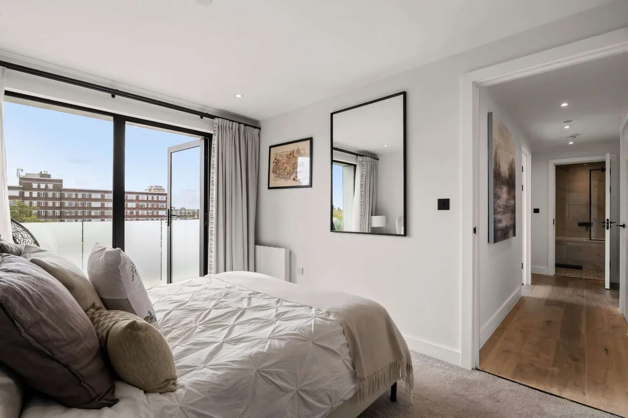 Balham High Road, London, SW12, photo 6