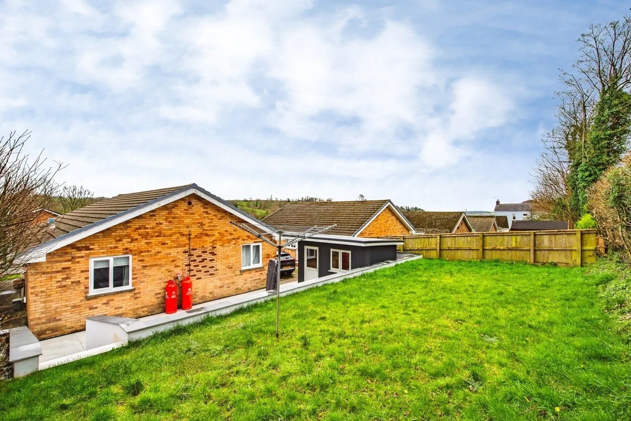 Bron Y Glyn Estate, Bronwydd Arms, SA33, photo 17