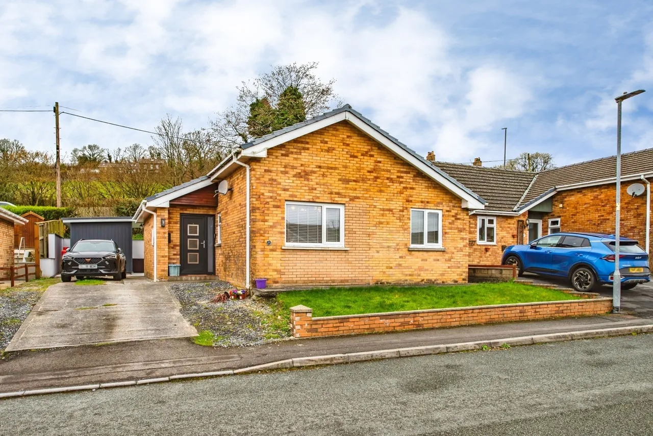 2 bed house for sale, Bron Y Glyn Estate, Bronwydd Arms, SA33