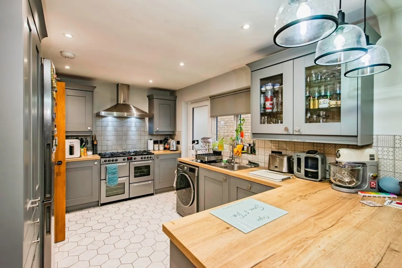Bron Y Glyn Estate, Bronwydd Arms, SA33, photo 3