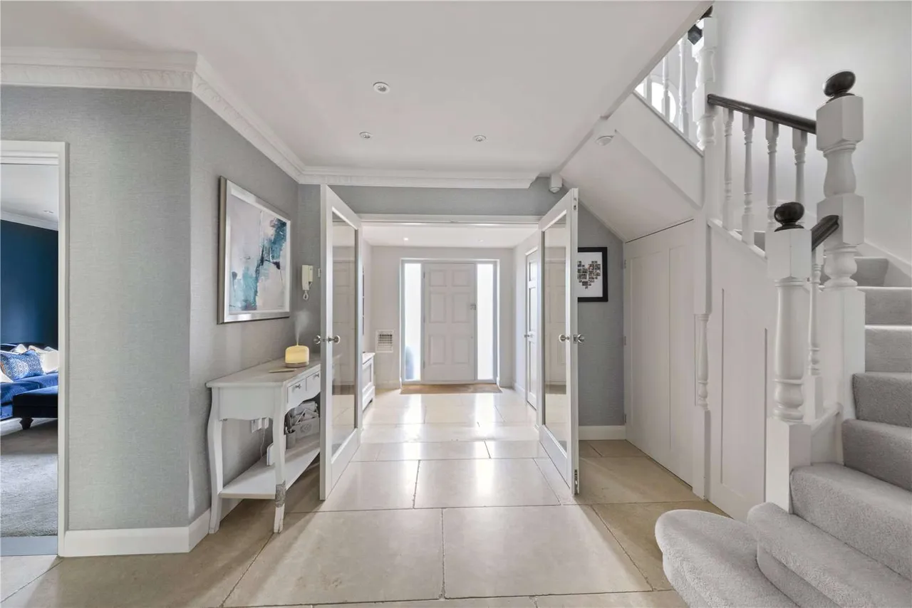 Binton Lane, Farnham, Surrey, GU10 1LG, photo 3
