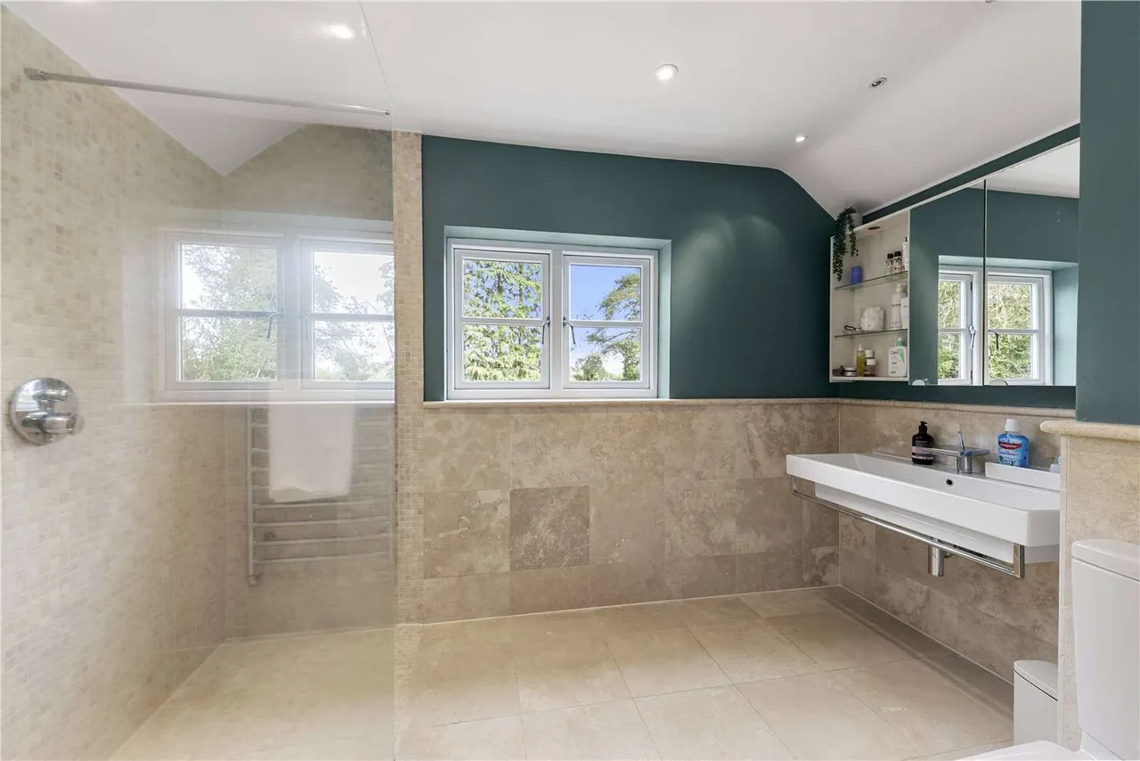 Binton Lane, Farnham, Surrey, GU10 1LG, photo 10