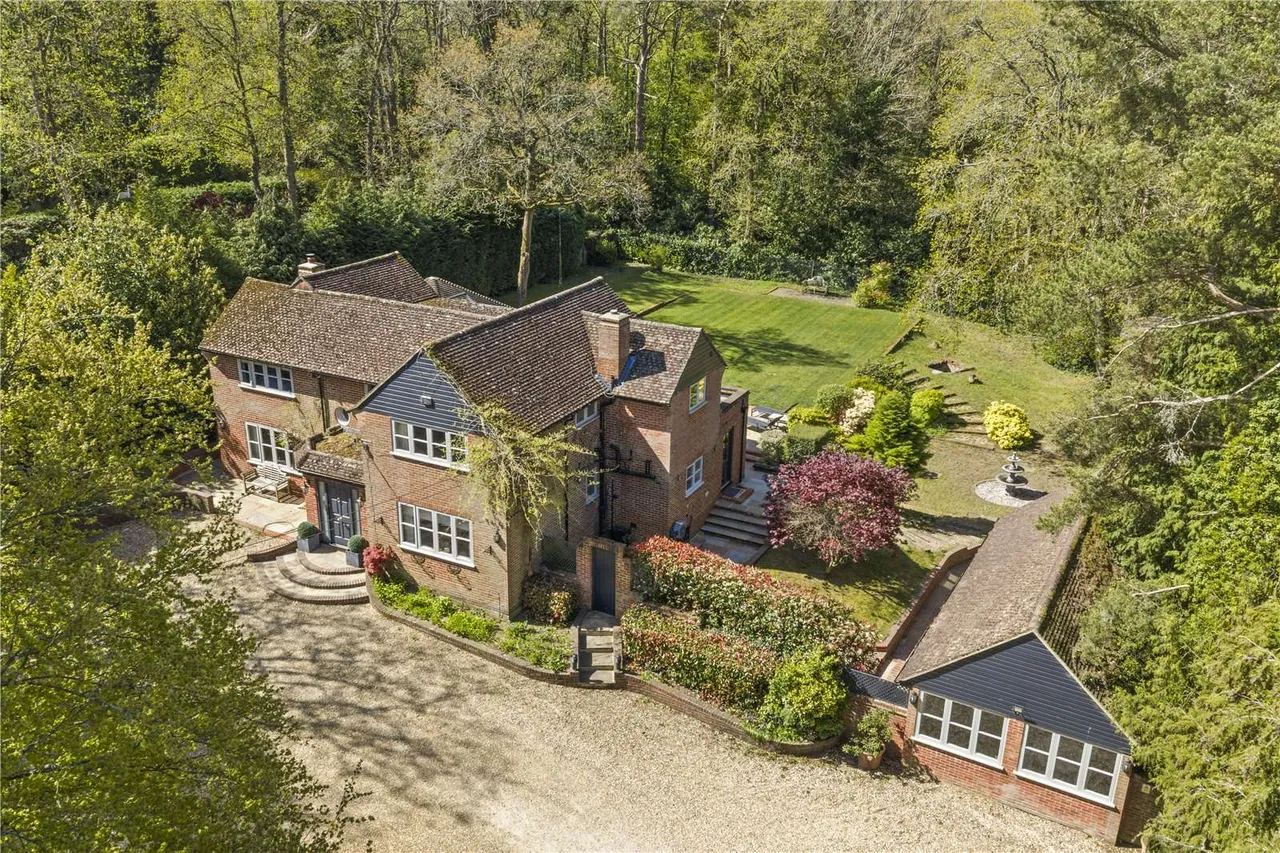 Binton Lane, Farnham, Surrey, GU10 1LG, photo 2