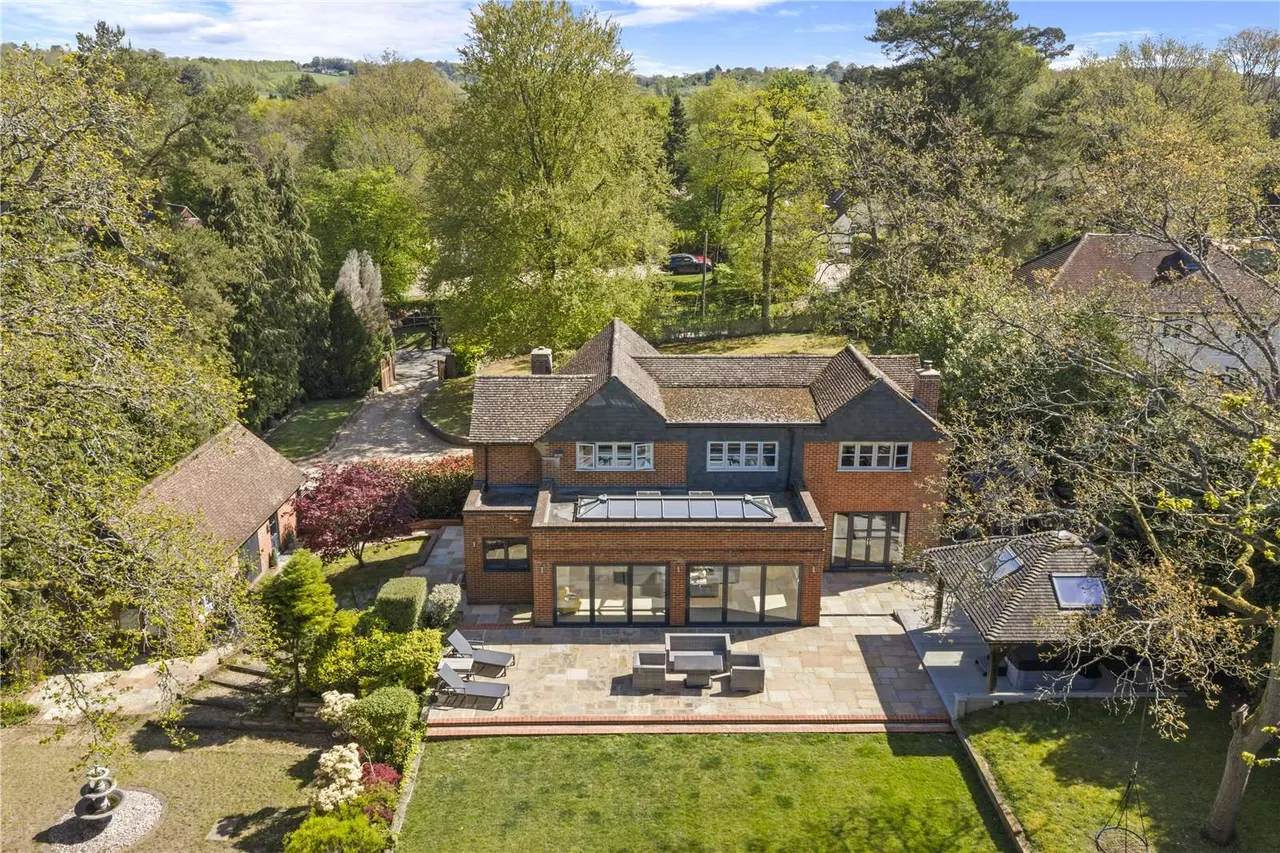 5 bed house for sale — Binton Lane, Farnham, Surrey, GU10 1LG