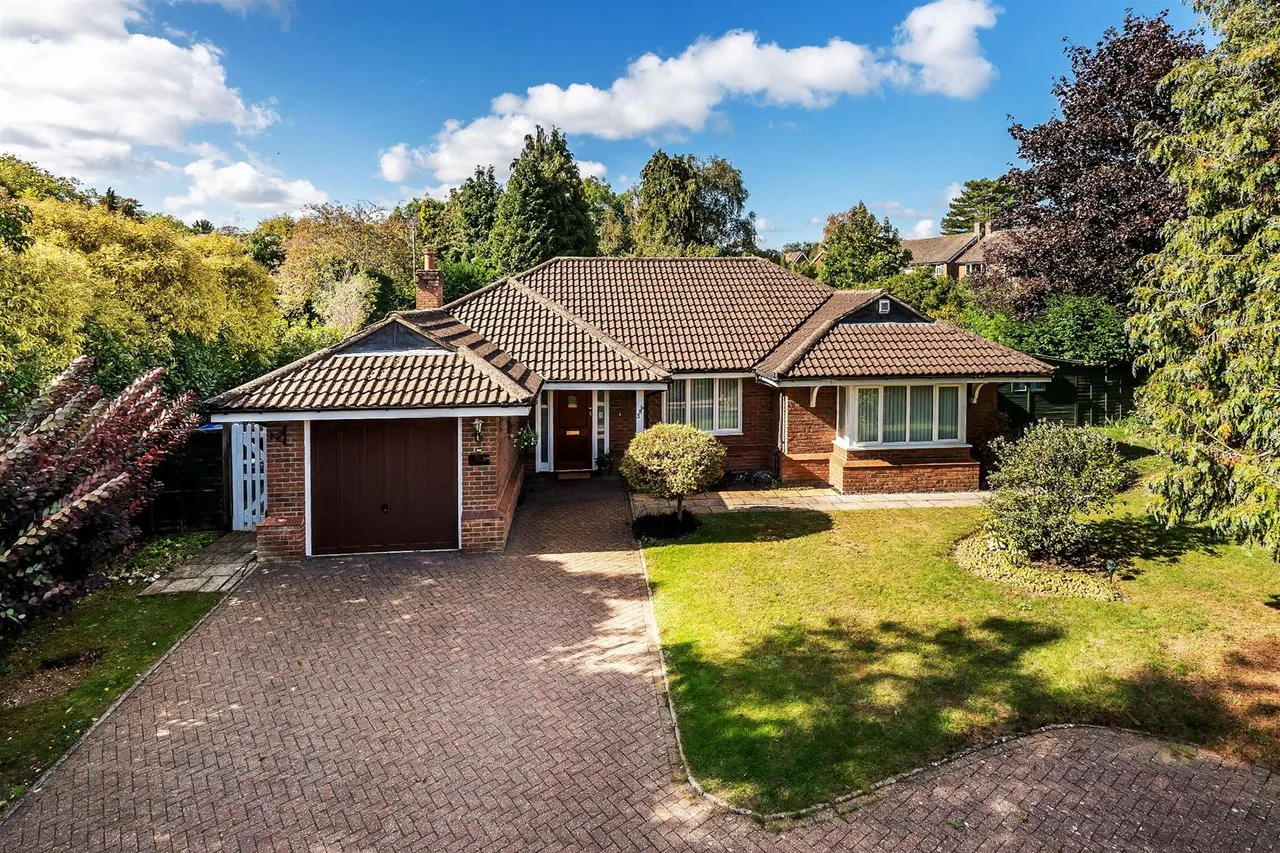 3 bed house for sale, Keswick Road, Great Bookham, KT23