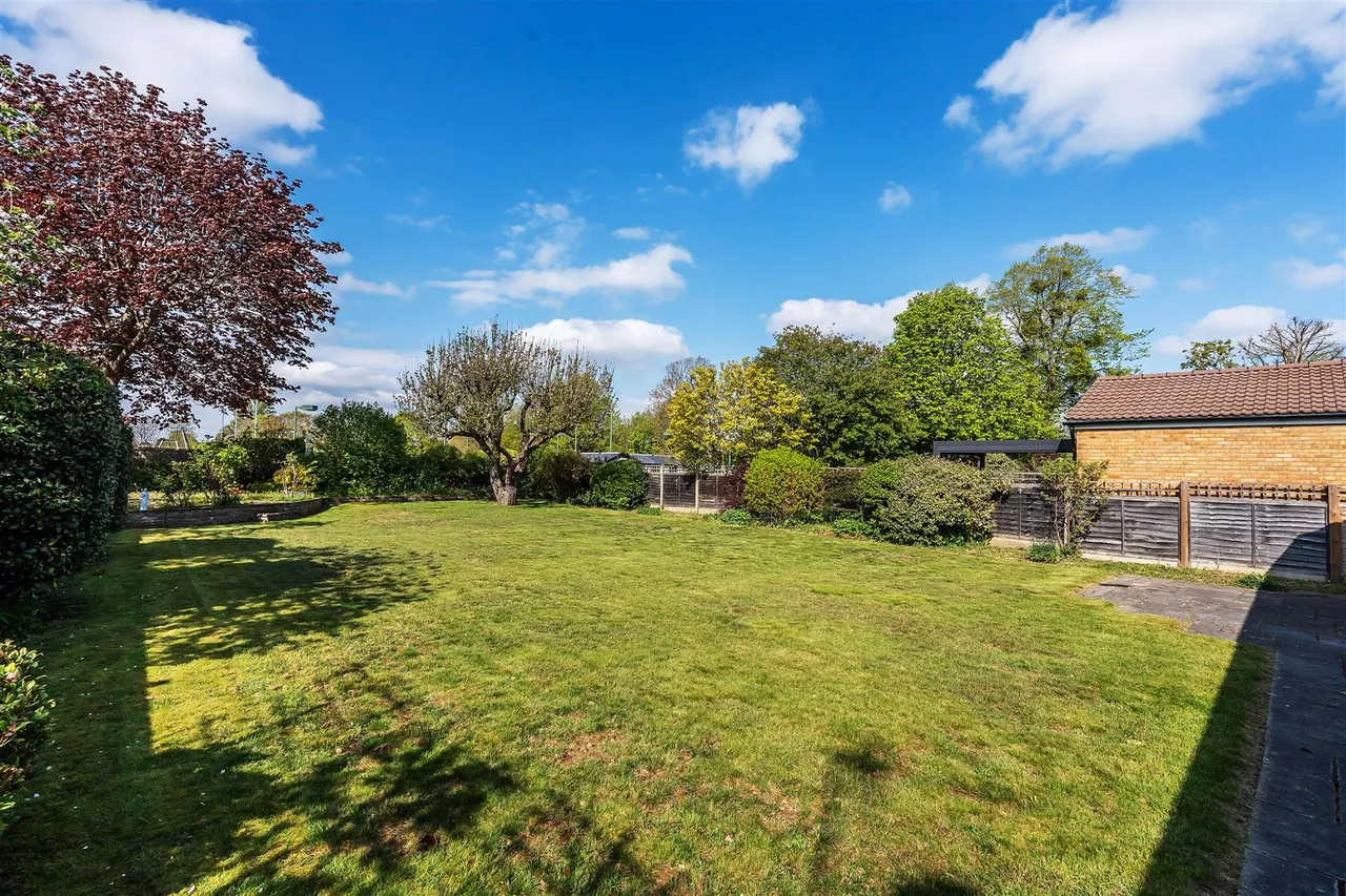 Woodfield Lane, Ashtead, KT21, photo 17