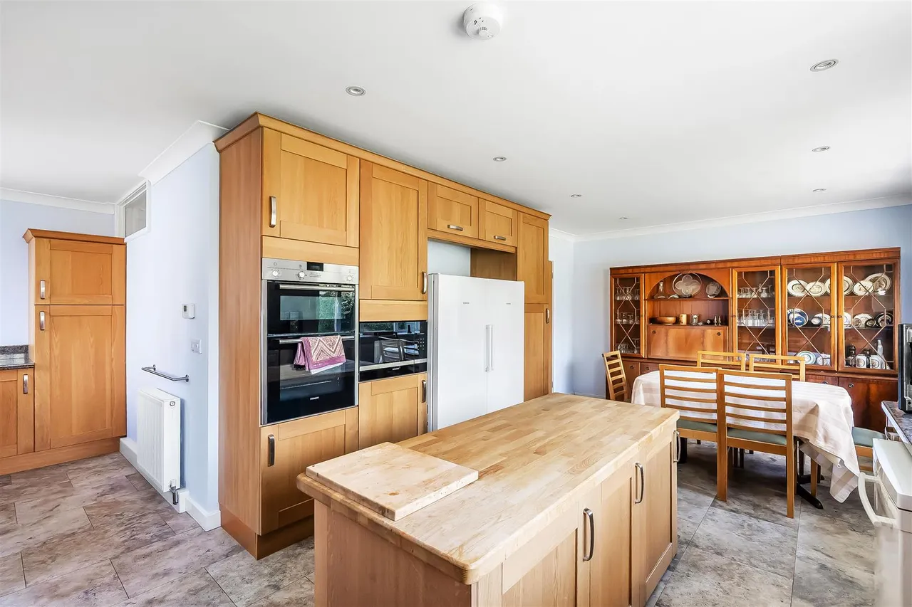 Woodfield Lane, Ashtead, KT21, photo 8