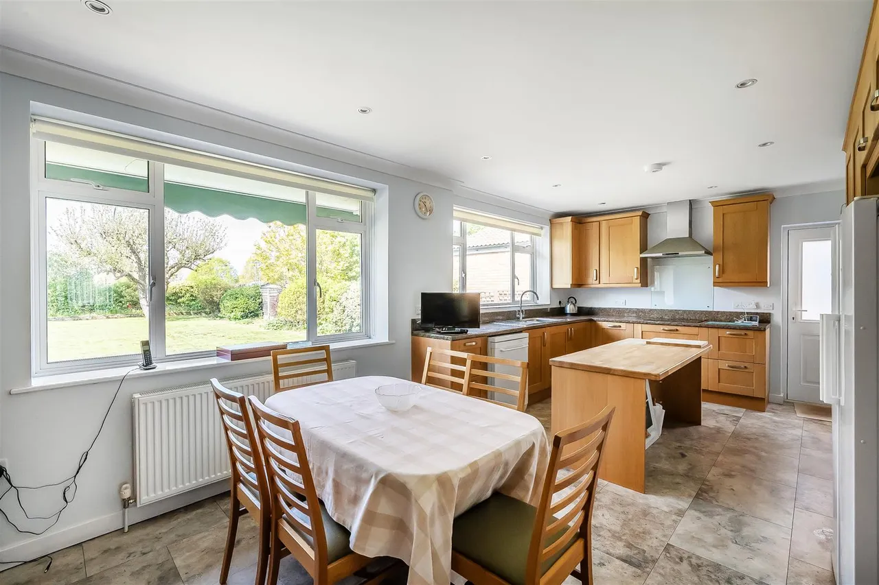Woodfield Lane, Ashtead, KT21, photo 3