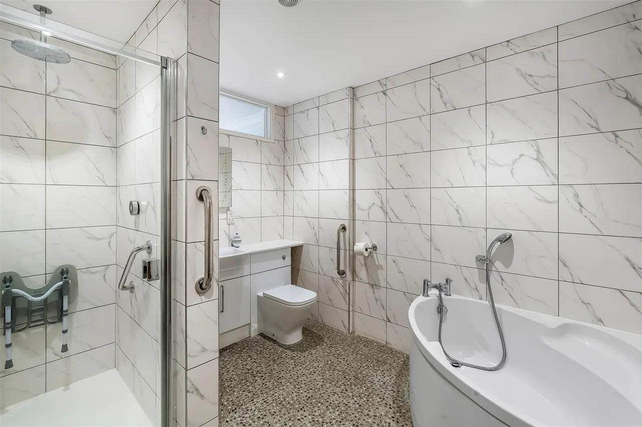 Woodfield Lane, Ashtead, KT21, photo 11