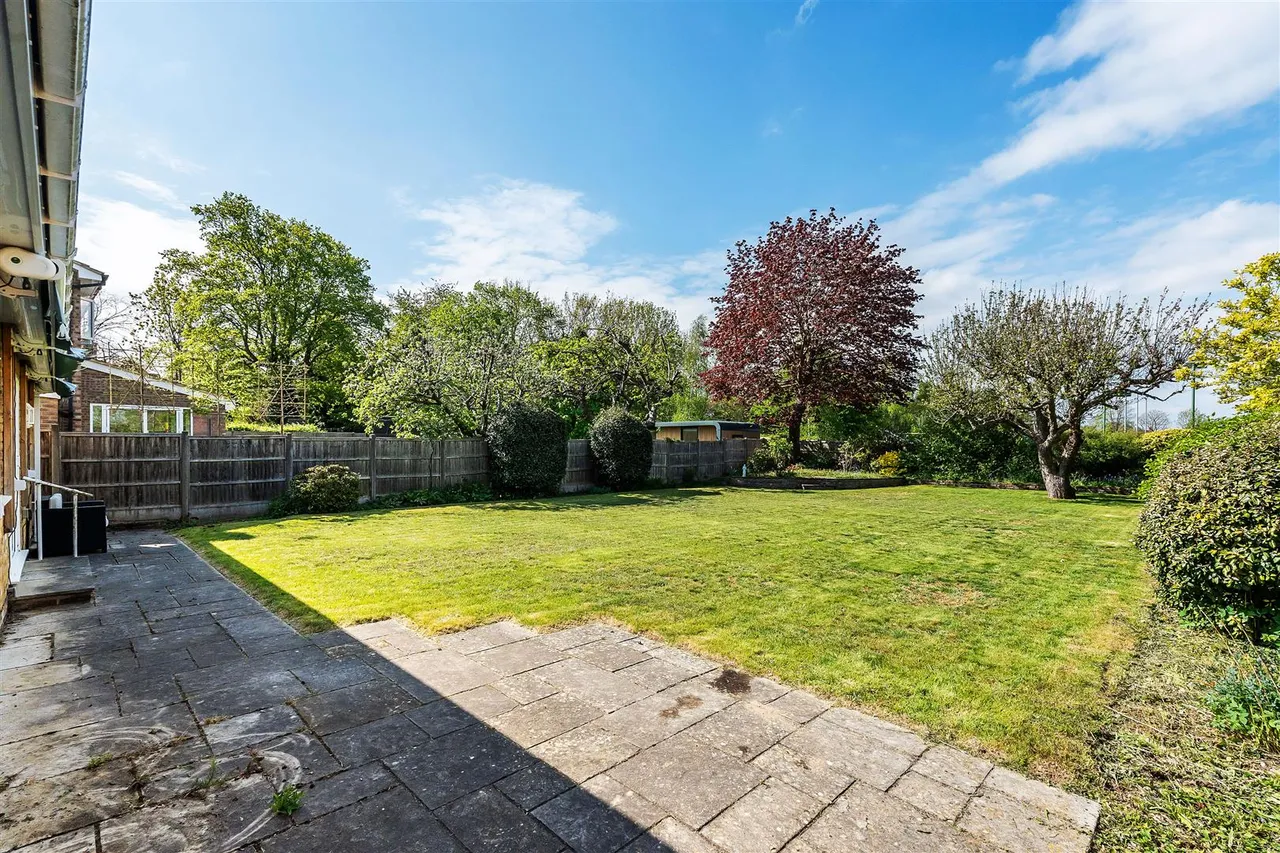 Woodfield Lane, Ashtead, KT21, photo 18