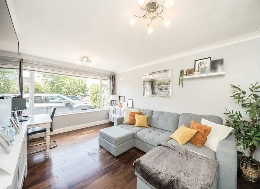 Cedar Way, Sunbury-On-Thames, TW16, photo 2