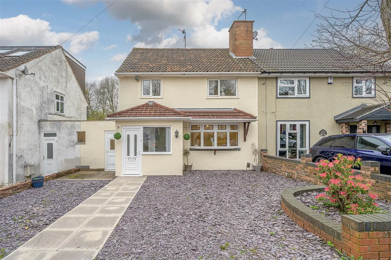 3 bed house for sale — Gibbons Hill Road, Dudley