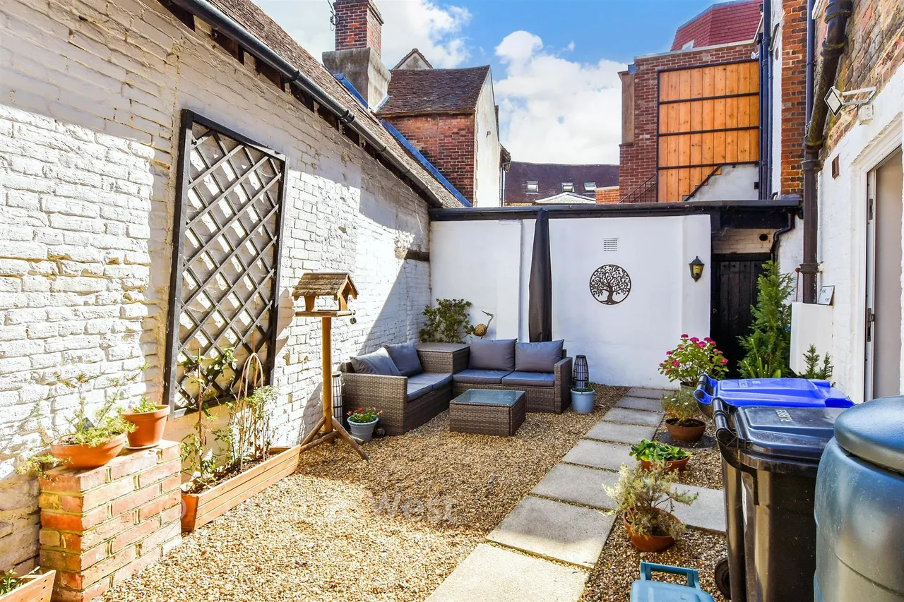 2 bed flat for sale, West Street, Dorking, RH4