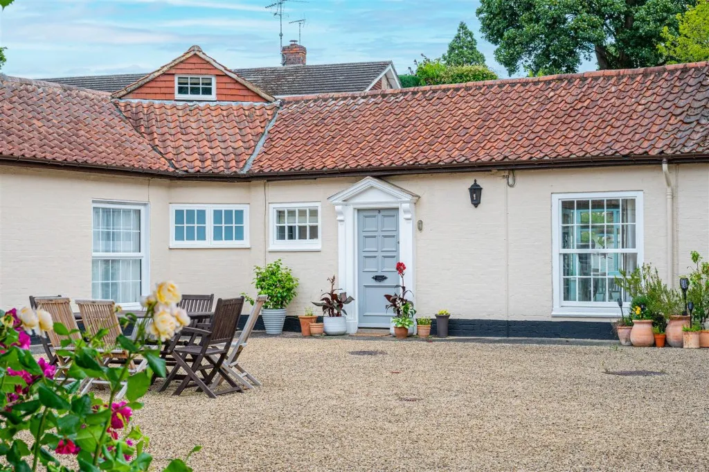 2 bed house for sale, Windsor Court, Market Harborough