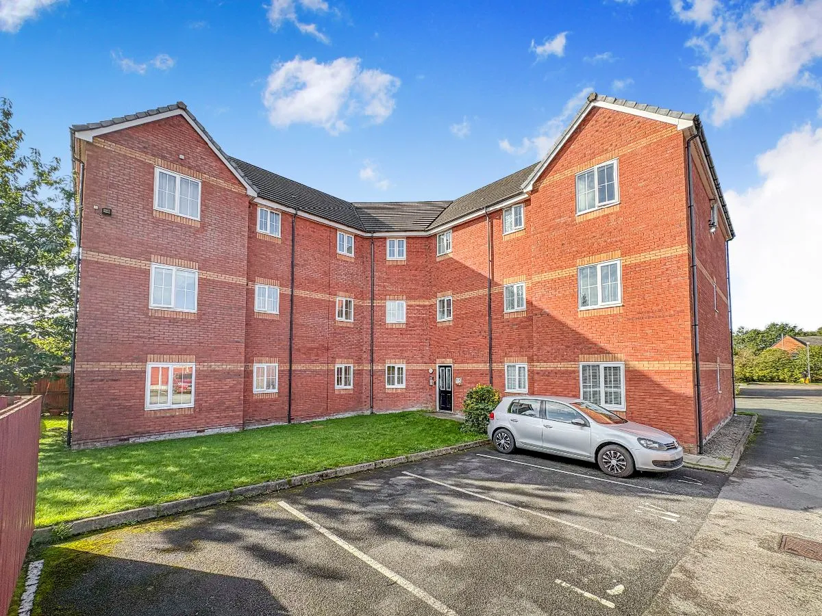 2 bed flat to rent, Highcroft, Bolton, BL1