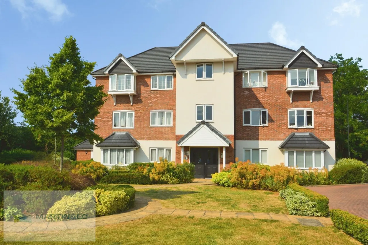 2 bed flat for sale, Scholars Place, Walton On Thames, KT12