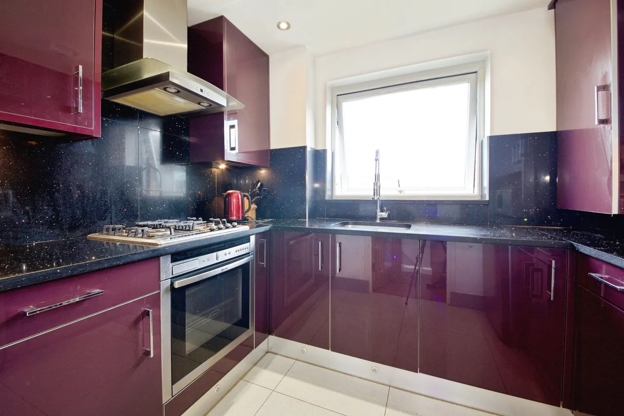 2 bed flat for sale — Mintern Close, London