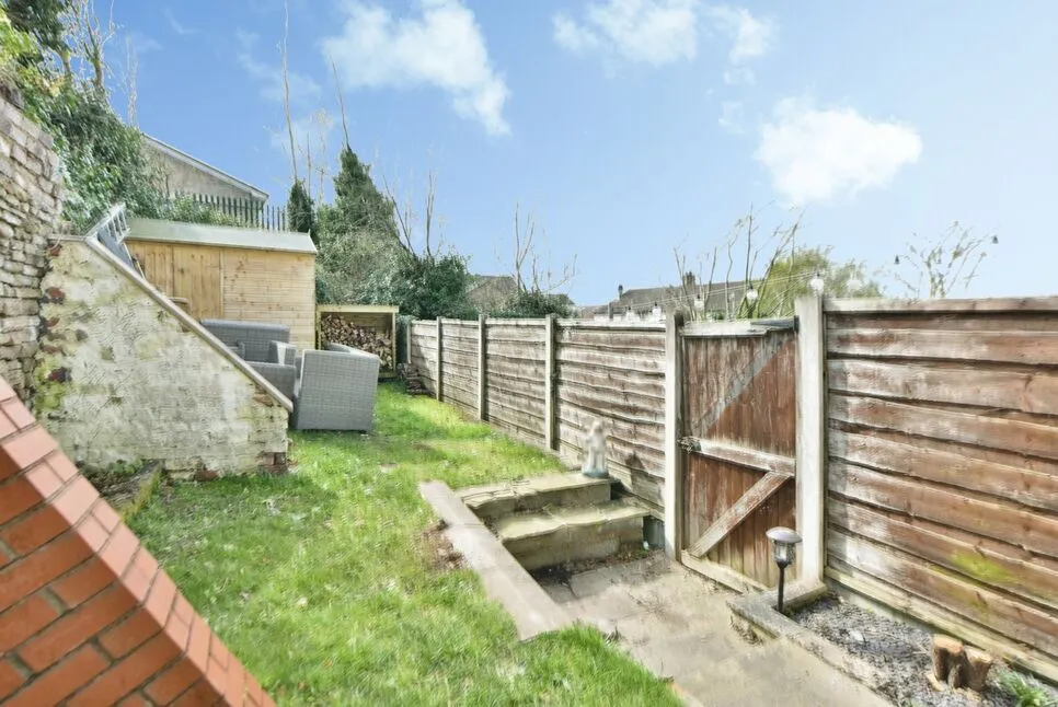 Higham Lane, Hyde, SK14, photo 5