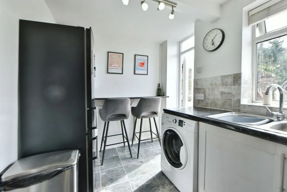 Higham Lane, Hyde, SK14, photo 4