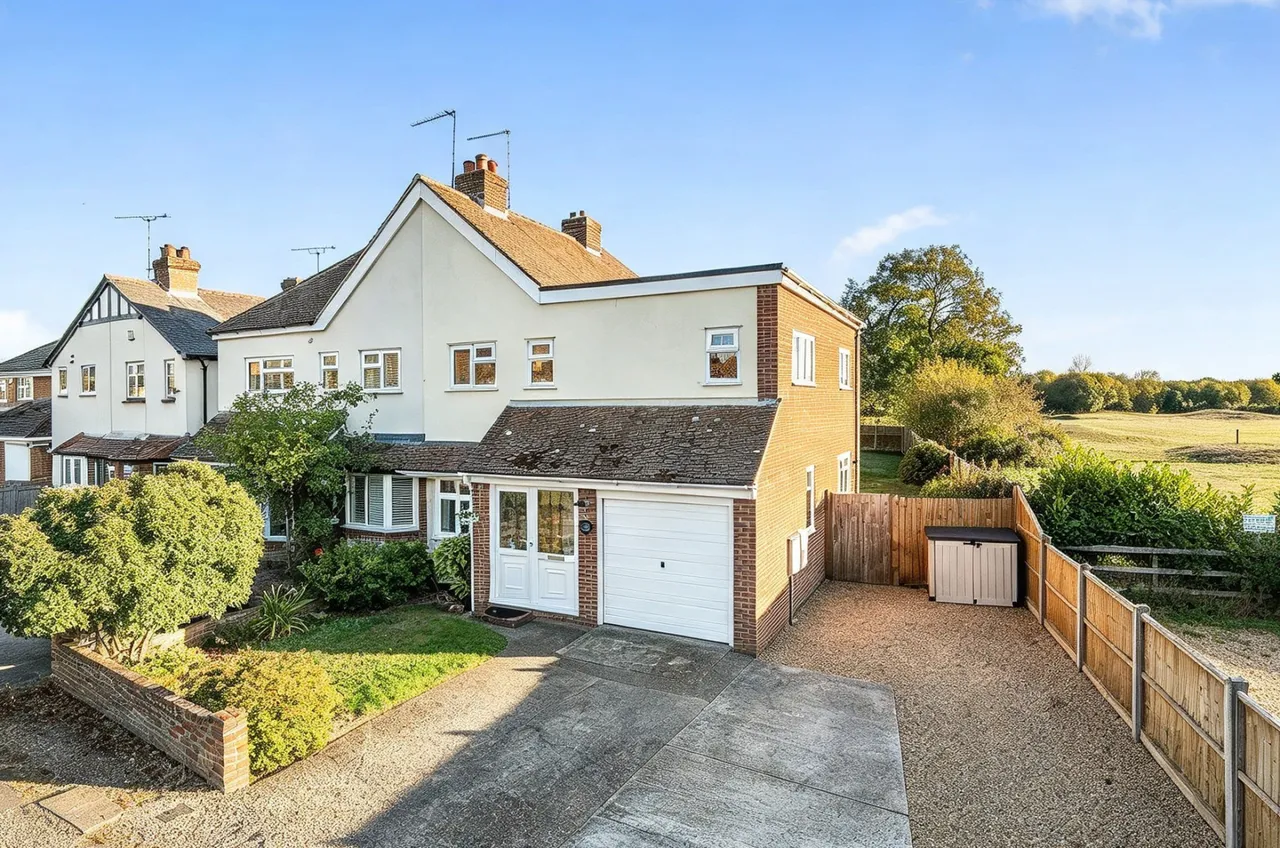 4 bed house for sale, Moated Farm Drive, Addlestone, KT15