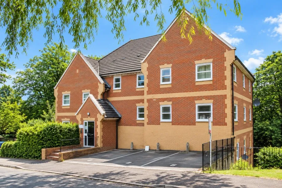 2 bed flat to rent, Beacon Hill, Woking, GU21